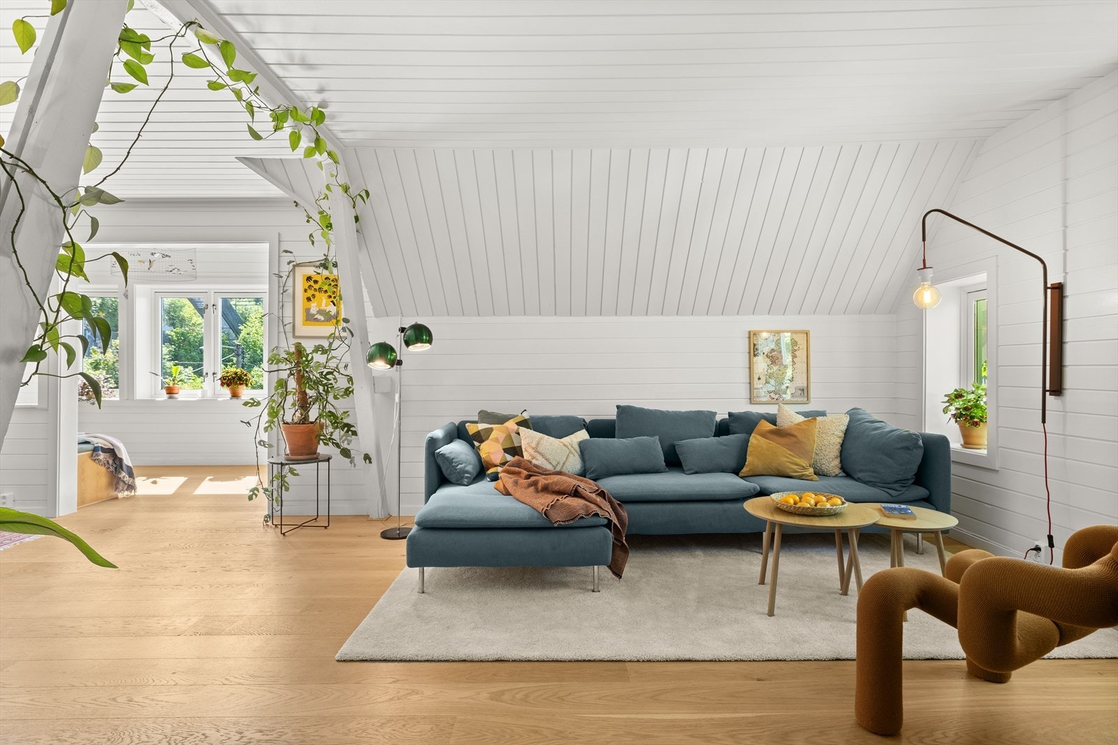 De synlige bjelkene gir rommet personlighet og sjel. Galleribilde