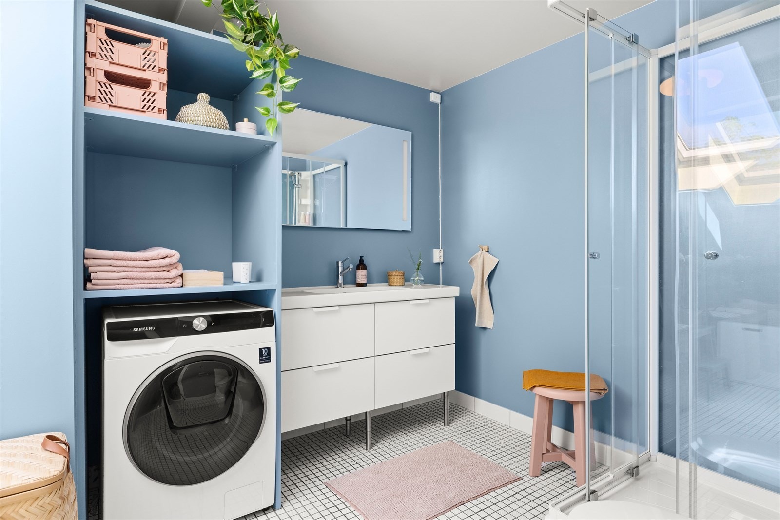 Baderomsinnredningen er moderne og gir godt med oppbevaringsplass. Galleribilde