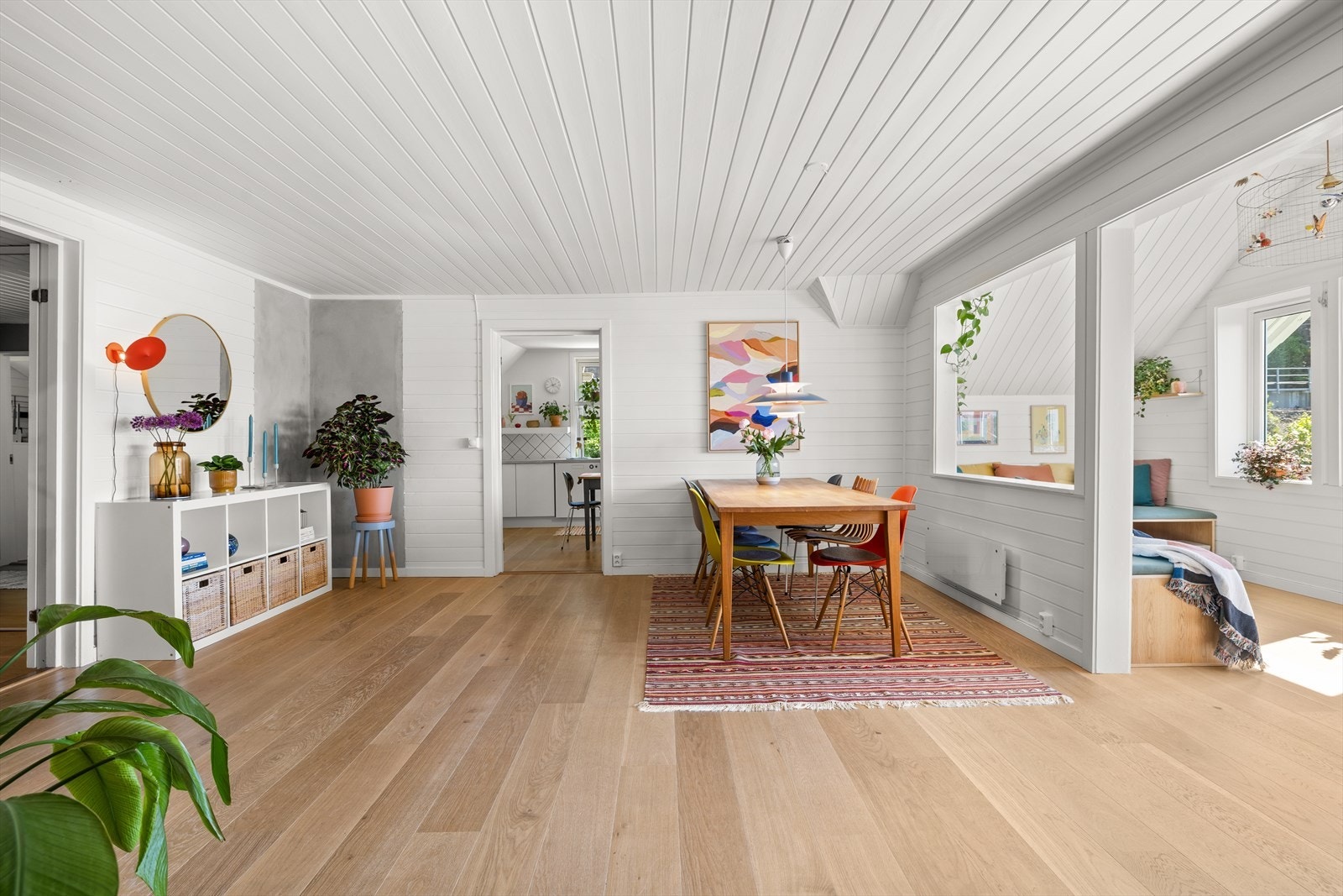 Fargesterke detaljer, gjennomgående tregulv og stilrene overflater gir rommet en lun og moderne karakter. Galleribilde