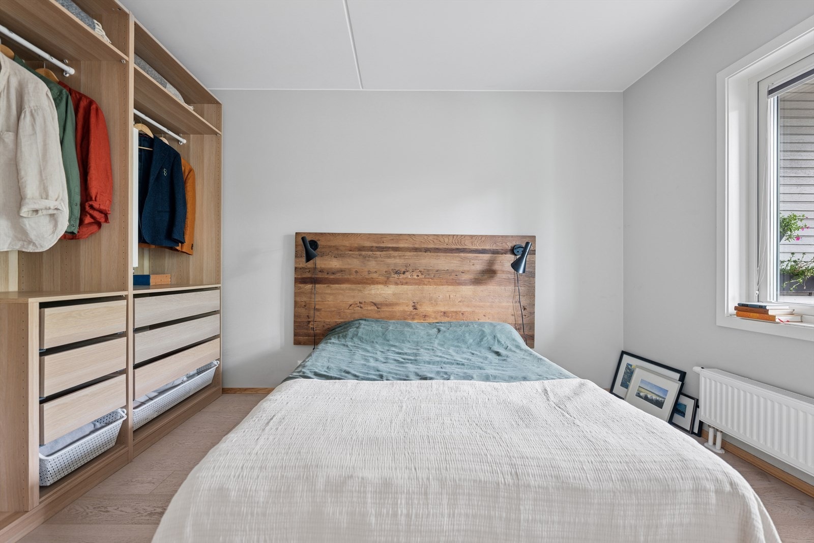 Lyst og romslig hovedsoverom med plass til dobbeltseng, nattbord og garderobeløsning. Galleribilde