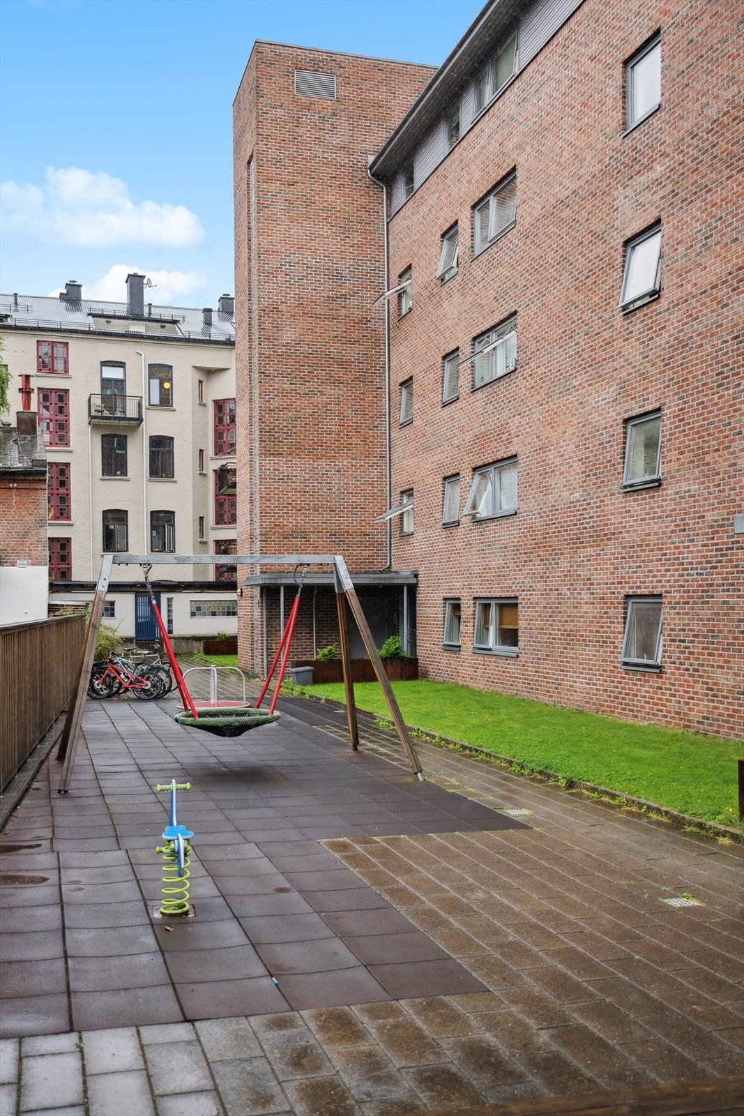 Her bor du i et hyggelig og spennende område som er sentralt og sosialt, men likevel tilbaketrukket og rolig. Godt bomiljø, samt nærhet til byens sentrumstilbud og samtidig med grønne omgivelser. Galleribilde