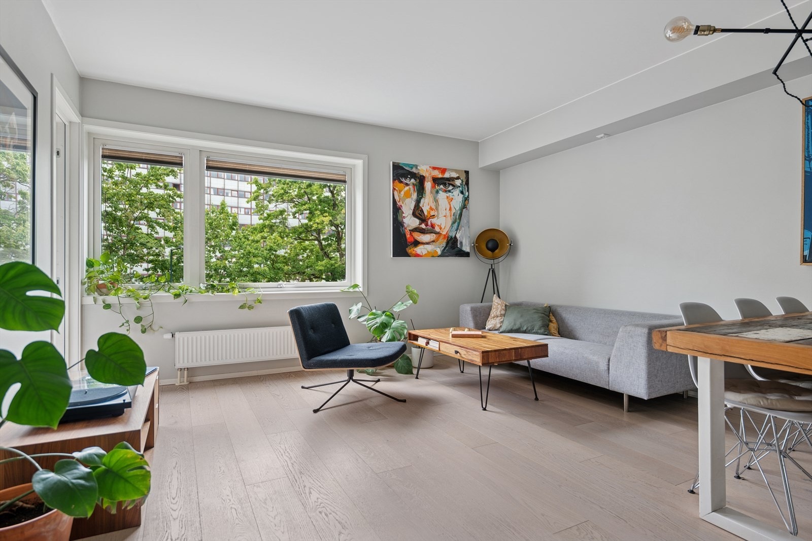 Stue og kjøkken fikk nytt enstavs parkettgulv i 2018. Galleribilde