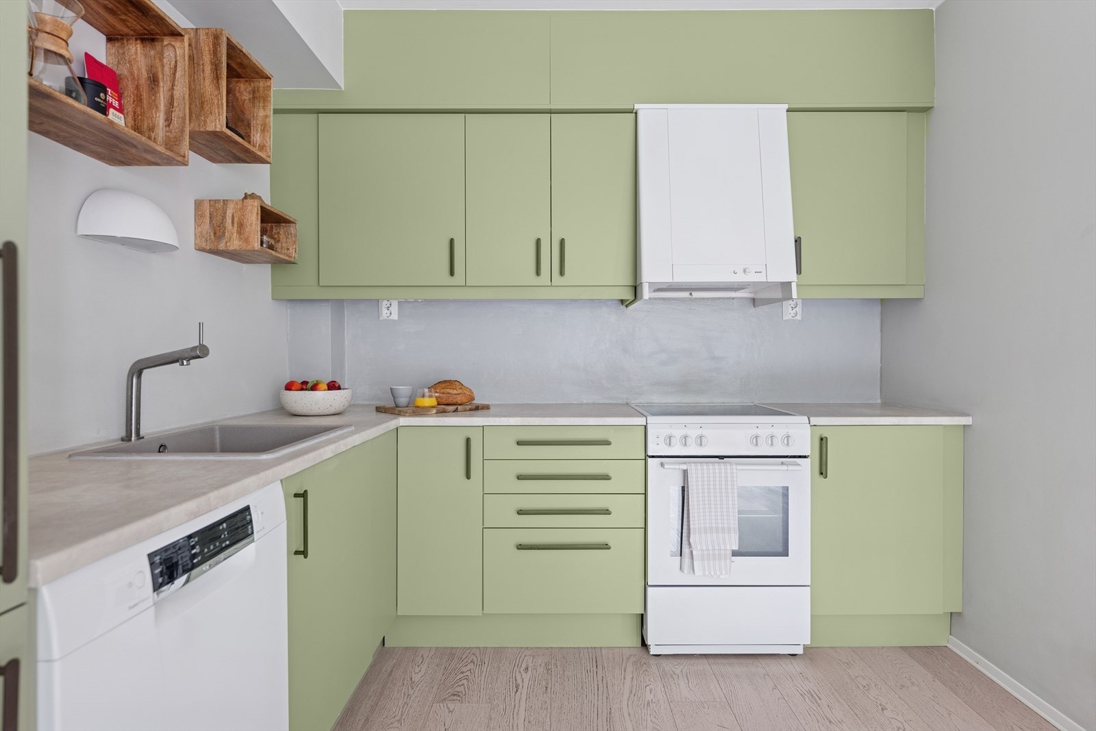 Kjøkkenet er videre utstyrt med ventilator og innfelte hvitevarer som kjøl/- fryseskap, frittstående komfyr og oppvaskmaskin. Galleribilde