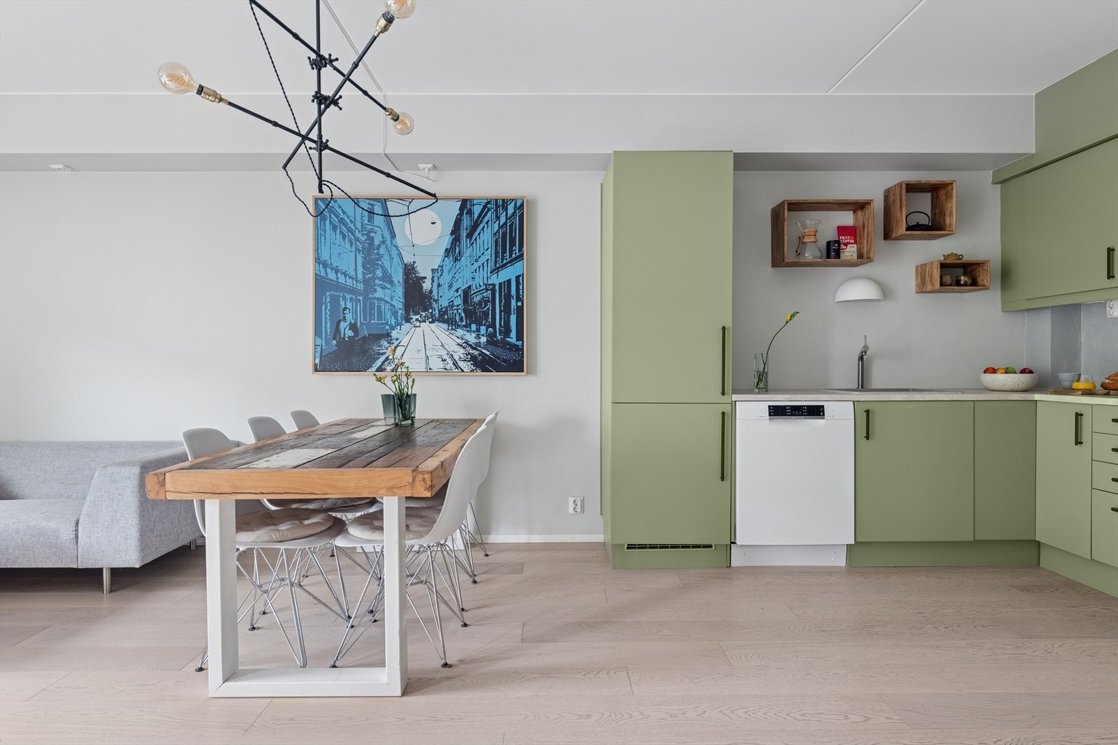 Leilighetens stue og kjøkken er i åpen løsning. En fin løsningen for de som liker å være sosial med middagsgjestene sine. Galleribilde