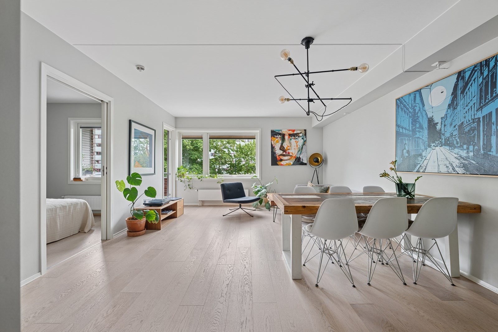 Stuen oppleves moderne med lyse flater og store vinduer som slipper inn rikelig med lys. Galleribilde