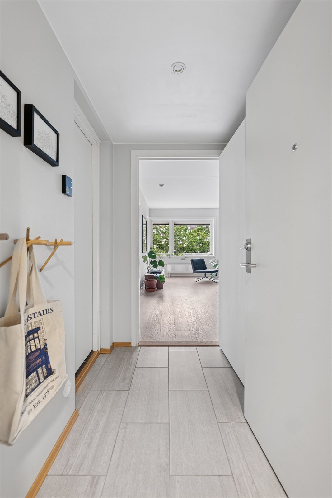 Planløsningen er praktisk med åpen kjøkken- og stueløsning, bad og romslig soverom. Her kan man flytte rett inn! Galleribilde