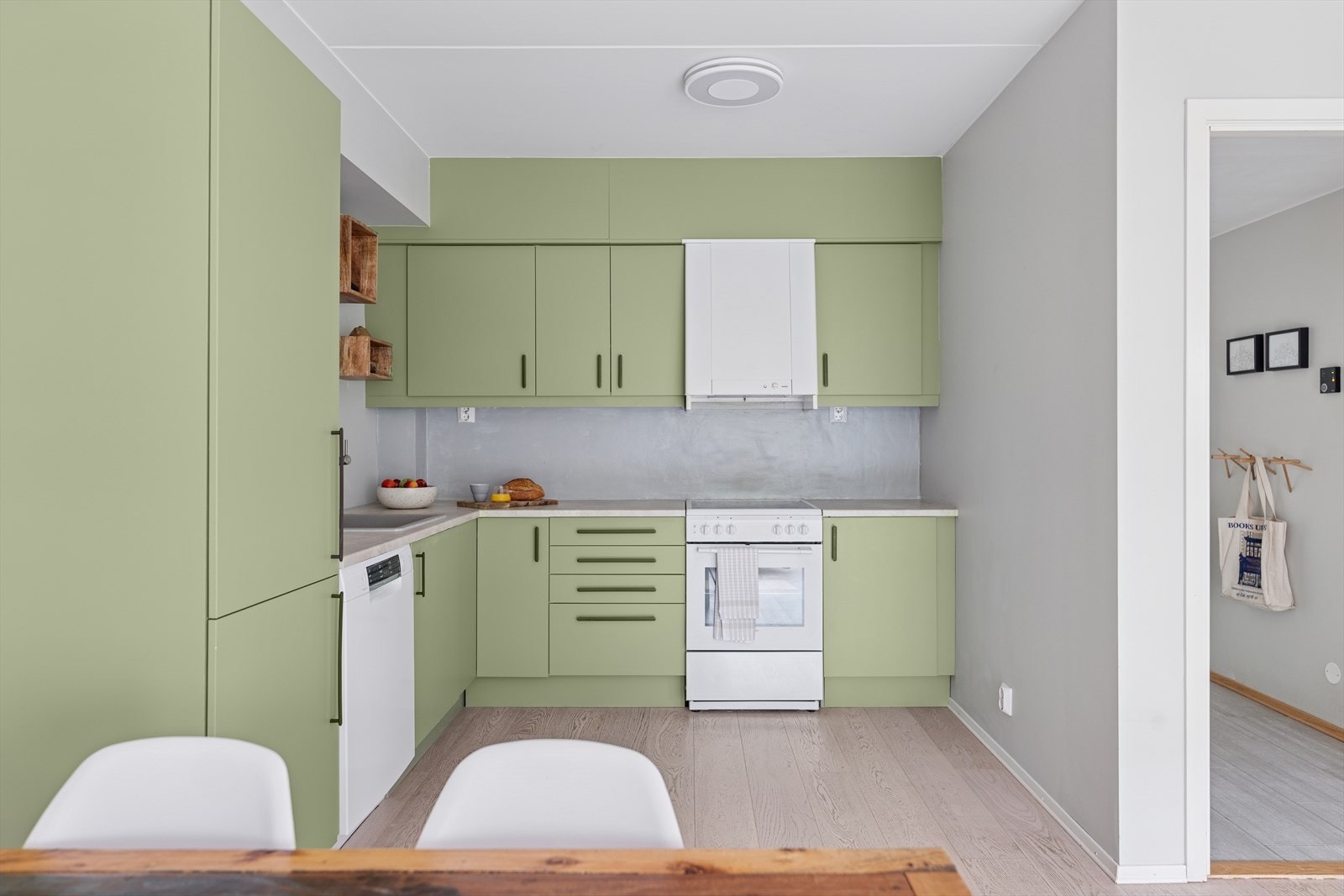 Sigdal kjøkkeninnredning fra 2025 med glatte, malte skapfronter og laminert benkeplate med ny folie i 2025. Galleribilde