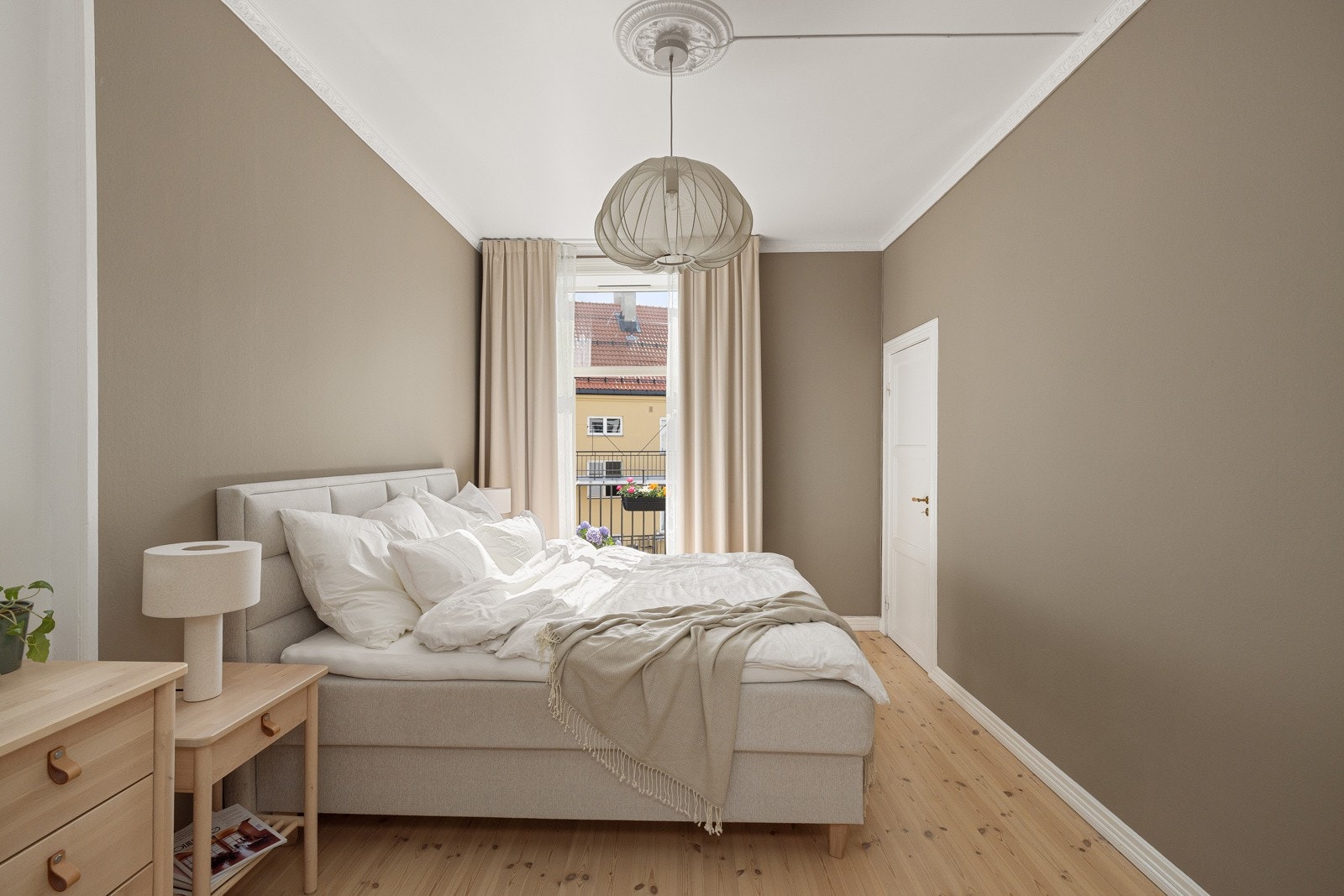 Leiligheten har et lyst og luftig soverom. Galleribilde