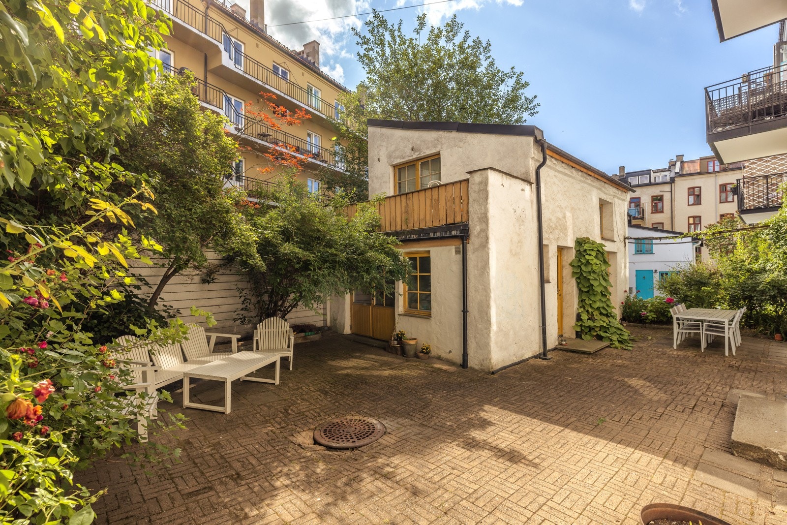 Til glede for beboerne er det en flott, felles bakgård. Galleribilde