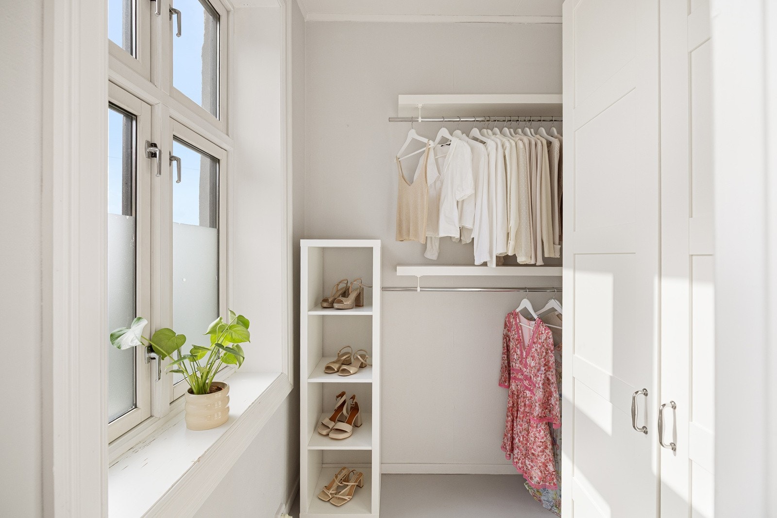 Her er det god plass til klær og oppbevaring. Galleribilde