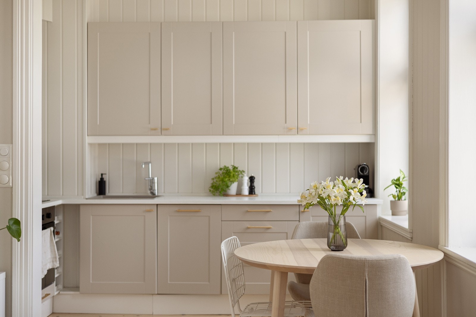 Rommet har gode løsninger og godt med benke-og skapplass. Galleribilde