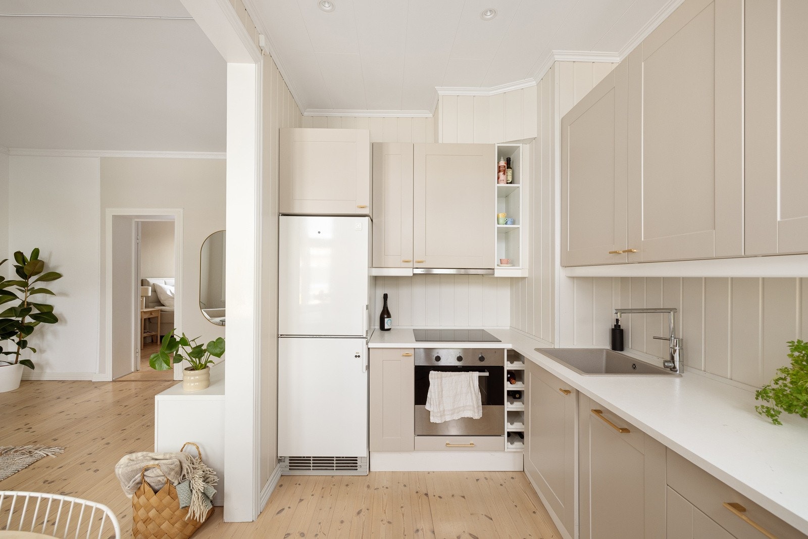 Kjøkkenet er videre utstyrt med integrert komfyr med platetopp og oppvaskmaskin (2024) samt frittstående kjøleskap med fryserdel. Galleribilde