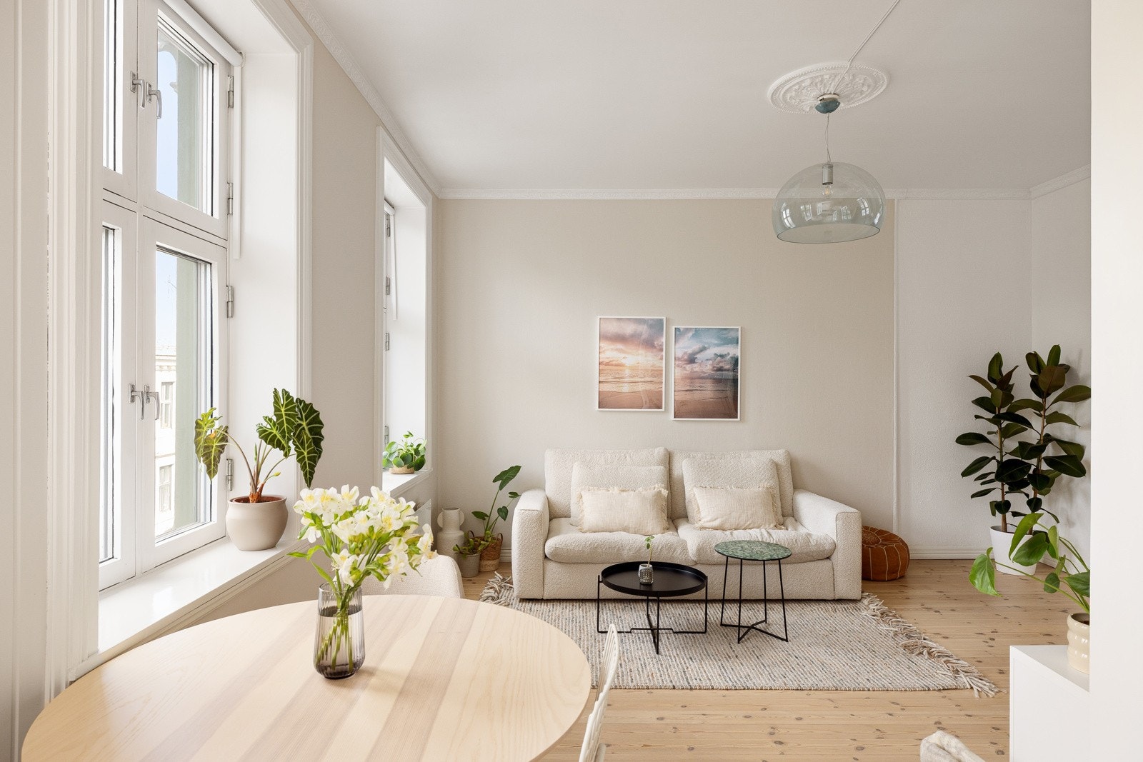 De store vindusflatene slipper inn rikelig dagslys. I kombinasjon med generøs takhøyde på opptil 2,84 m oppleves stuen som lys og luftig. Galleribilde