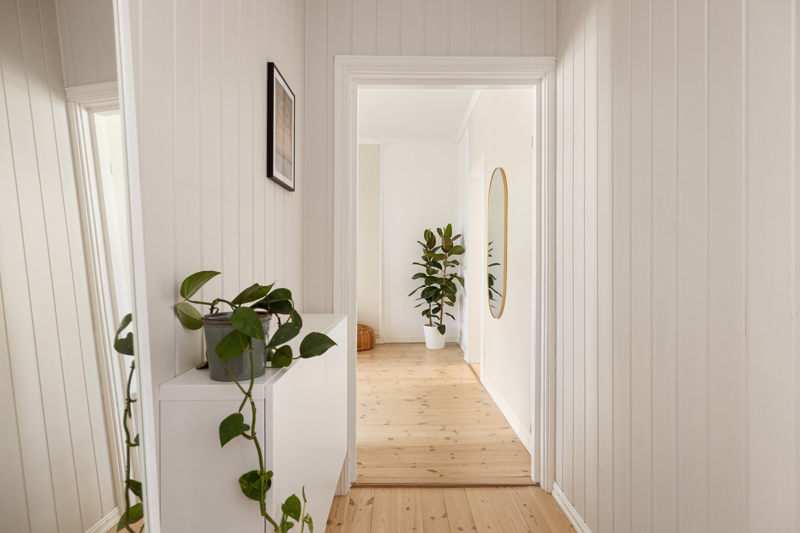 Når du kommer inn i leiligheten blir du møtt av en lys og romslig entré som gir et godt førsteinntrykk. Galleribilde