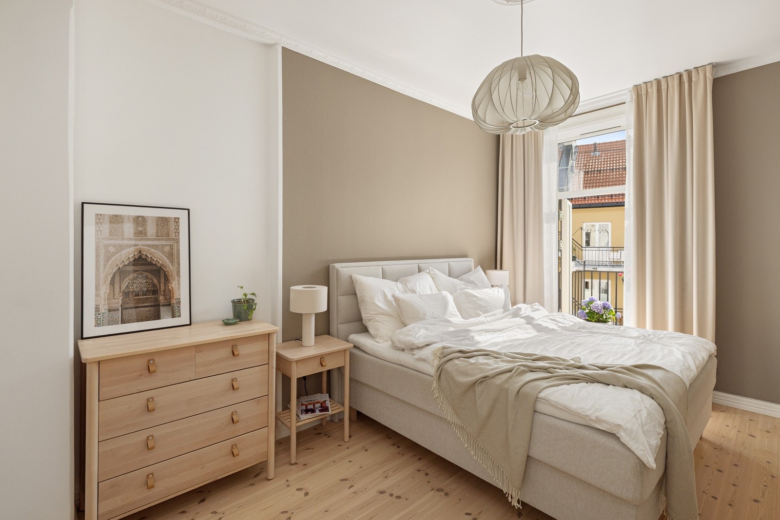 Det er god plass til dobbeltseng, nattbord og ønsket møblement. Galleribilde