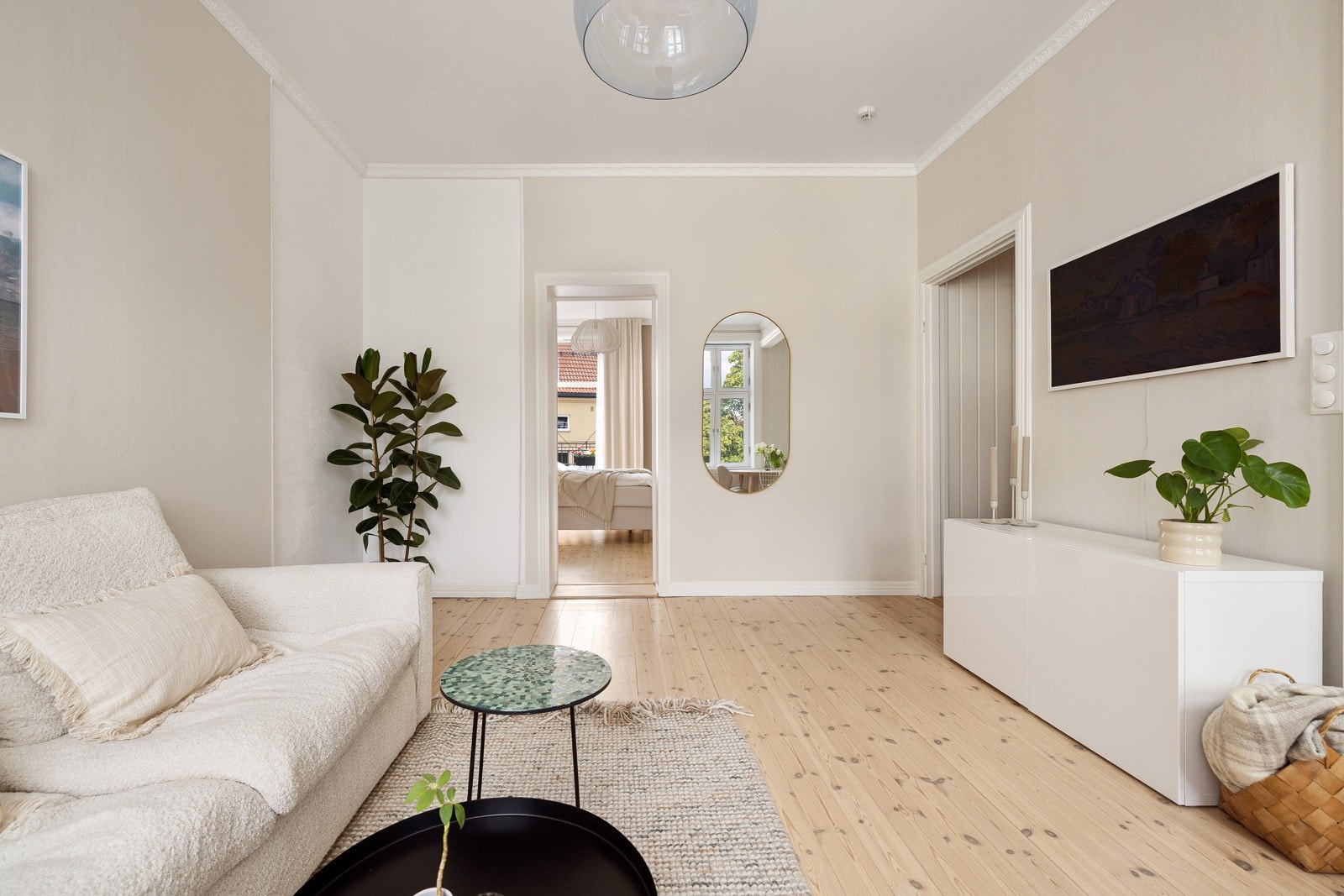 Leiligheten er vel gjennomført med lyse og delikate overflater, og originalt tregulv slipt i 2016. Galleribilde