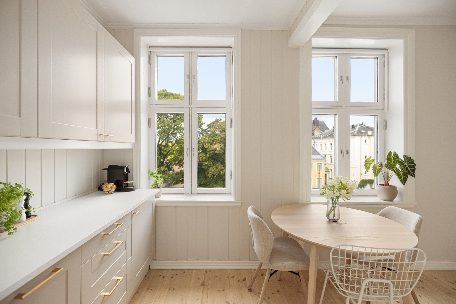 Kjøkkenfronter og benkeplate er oppgradert i 2023. Galleribilde