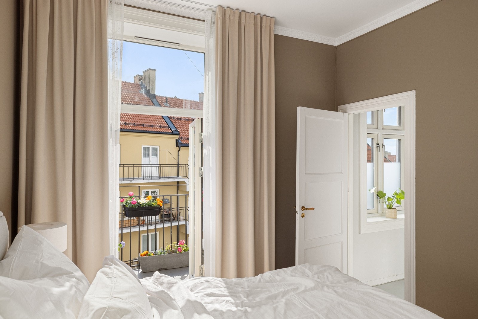 Innenfor rommet er det en romslig bod som kan brukes til walk-in closet. Galleribilde