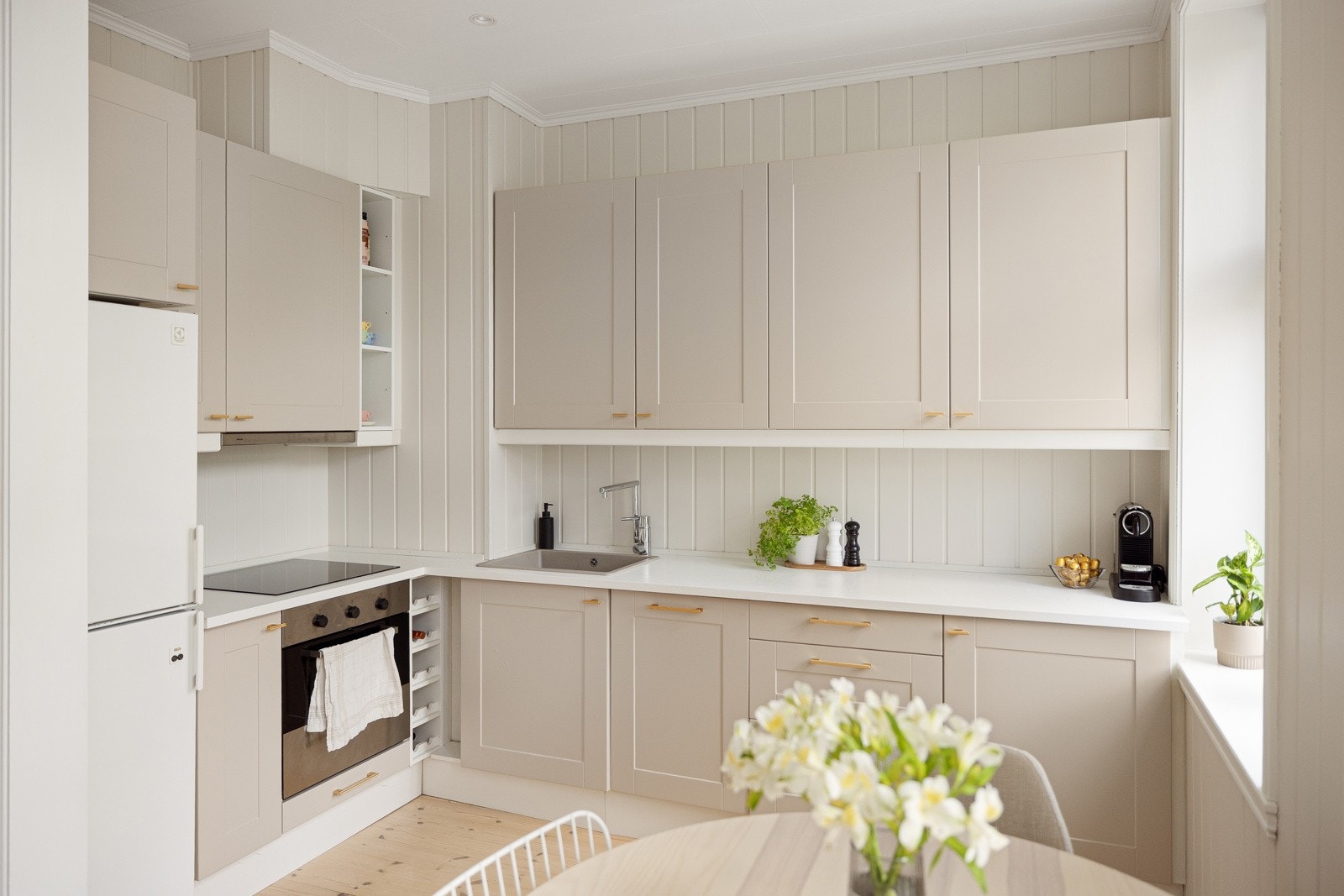 Det er pene fronter, benkeplate av laminat, oppvaskkum av kompositt med ett-greps armatur, i tillegg til benkeskapsbelysning og stikkontakter under overskap. Galleribilde