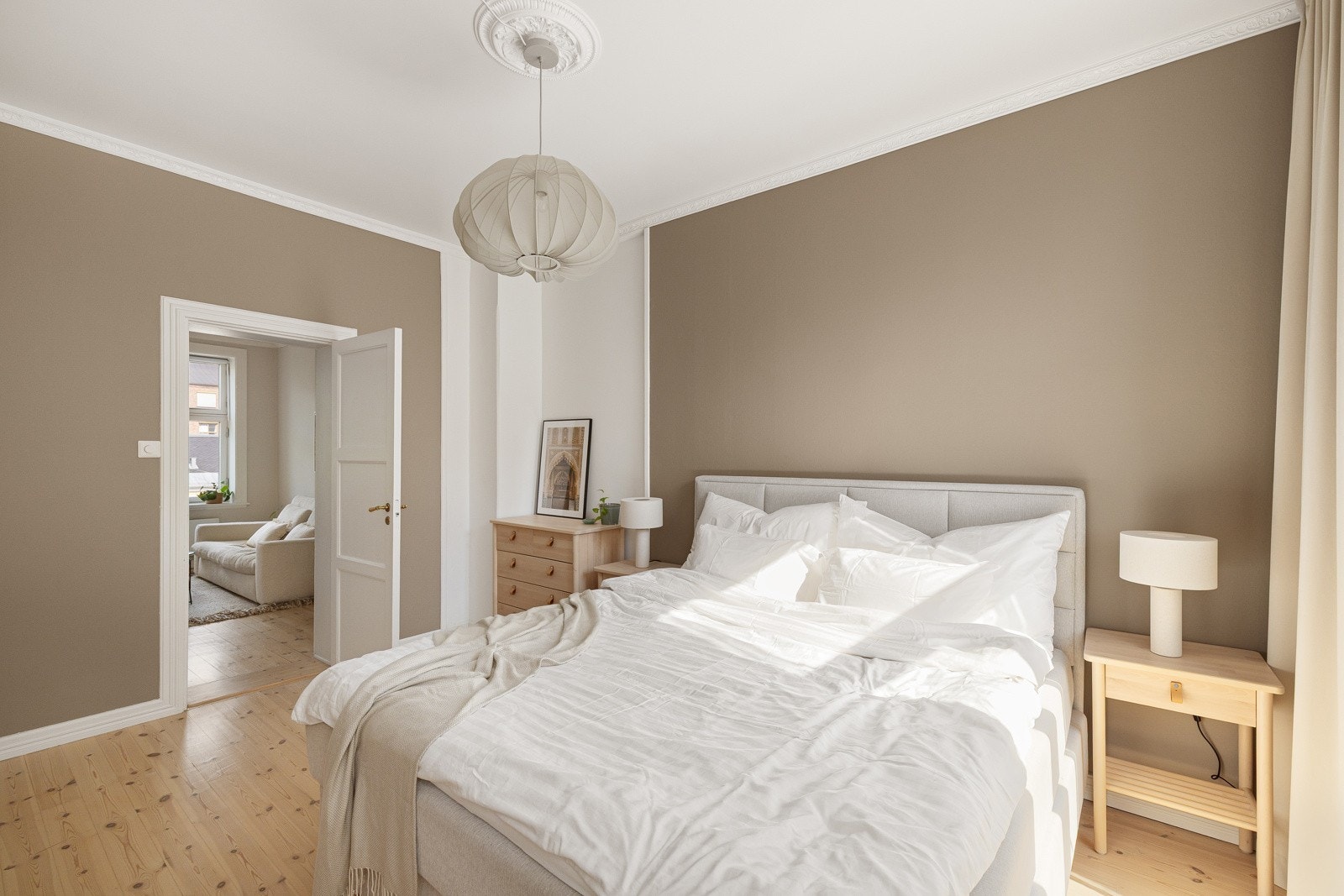 Soverommet vender mot den rolige bakgården, så her er det fredelig og stille. Galleribilde