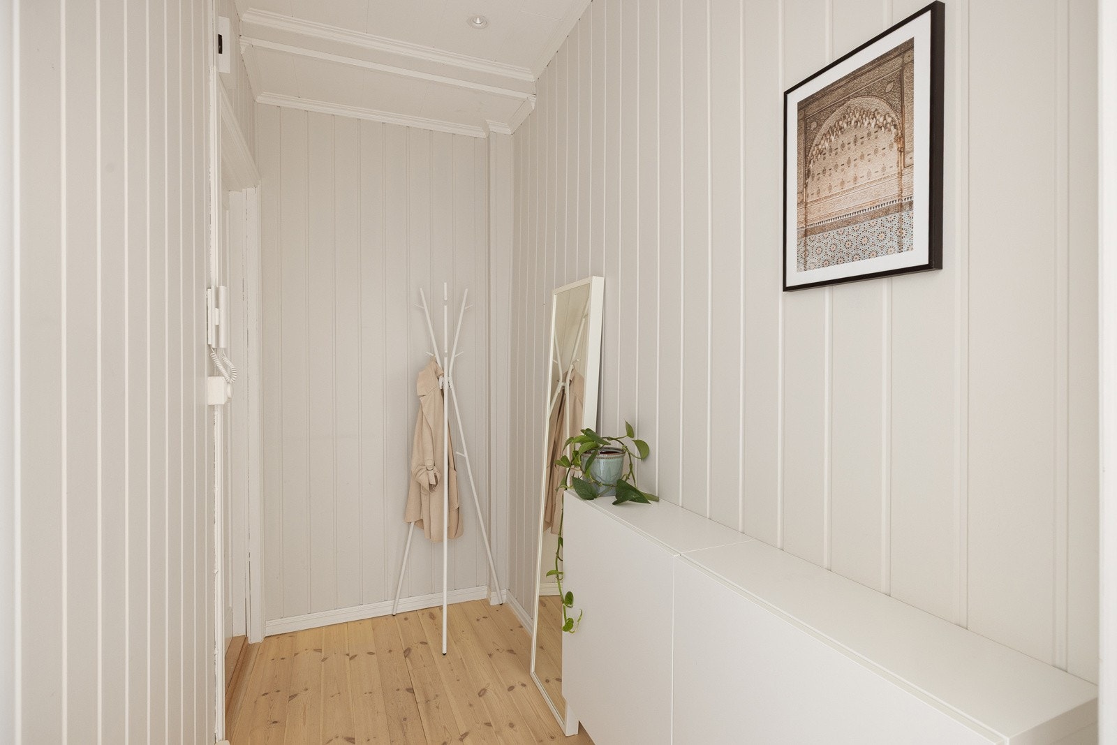 Her er det god plass til oppheng av yttertøy. Galleribilde