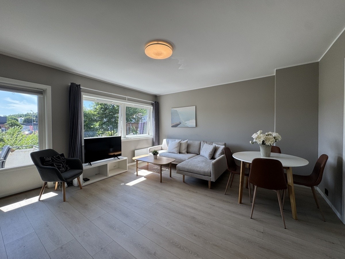 Lys og fin stue med utgang til balkong Galleribilde