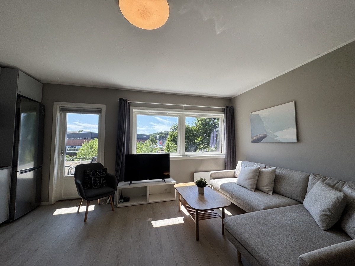 Lys og fin stue med utgang til solrik balkong Galleribilde