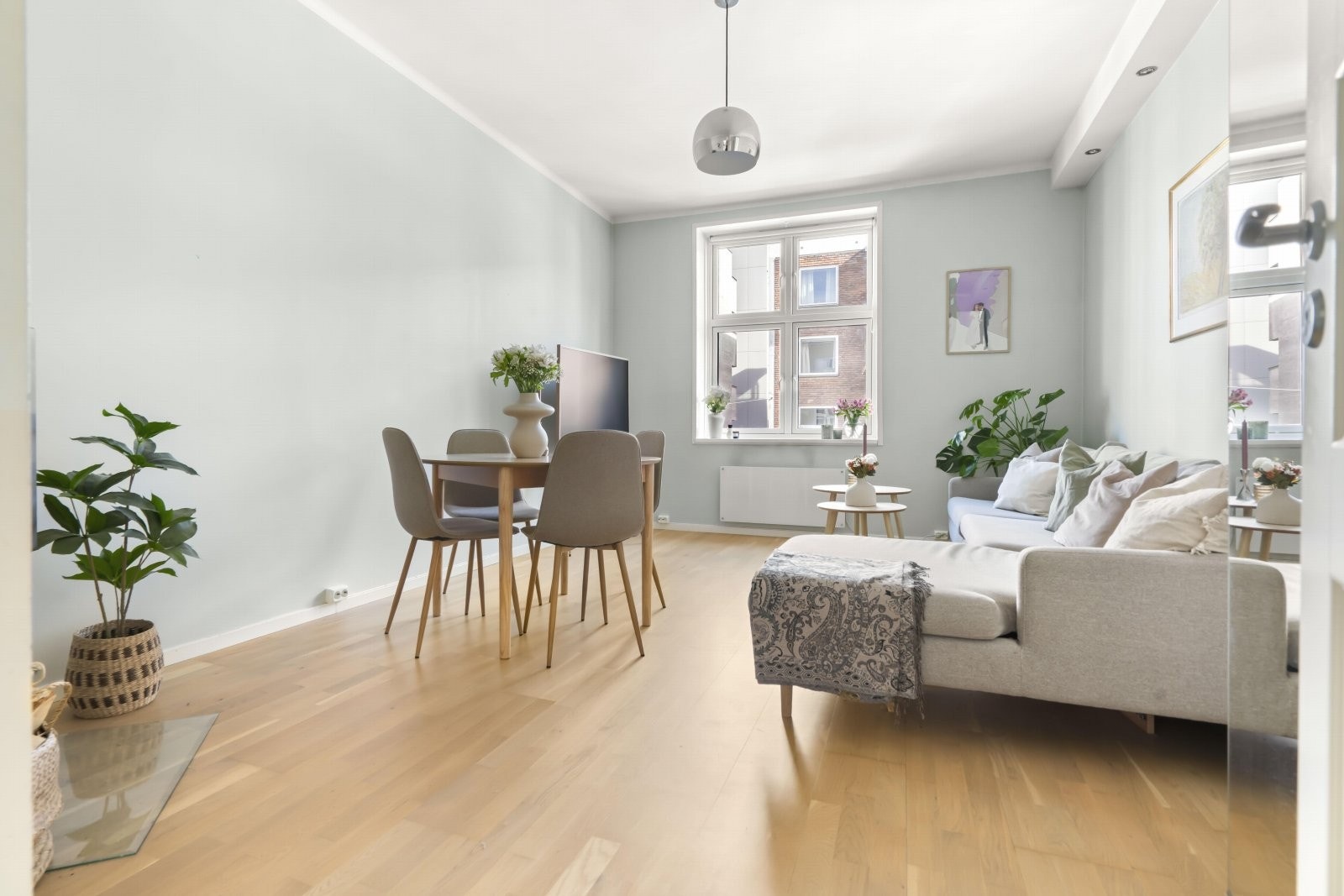 Leiligheten har store, nye vinduer fra 2023 som slipper inn masse naturlig lys og gir en fantastisk romfølelse. Galleribilde