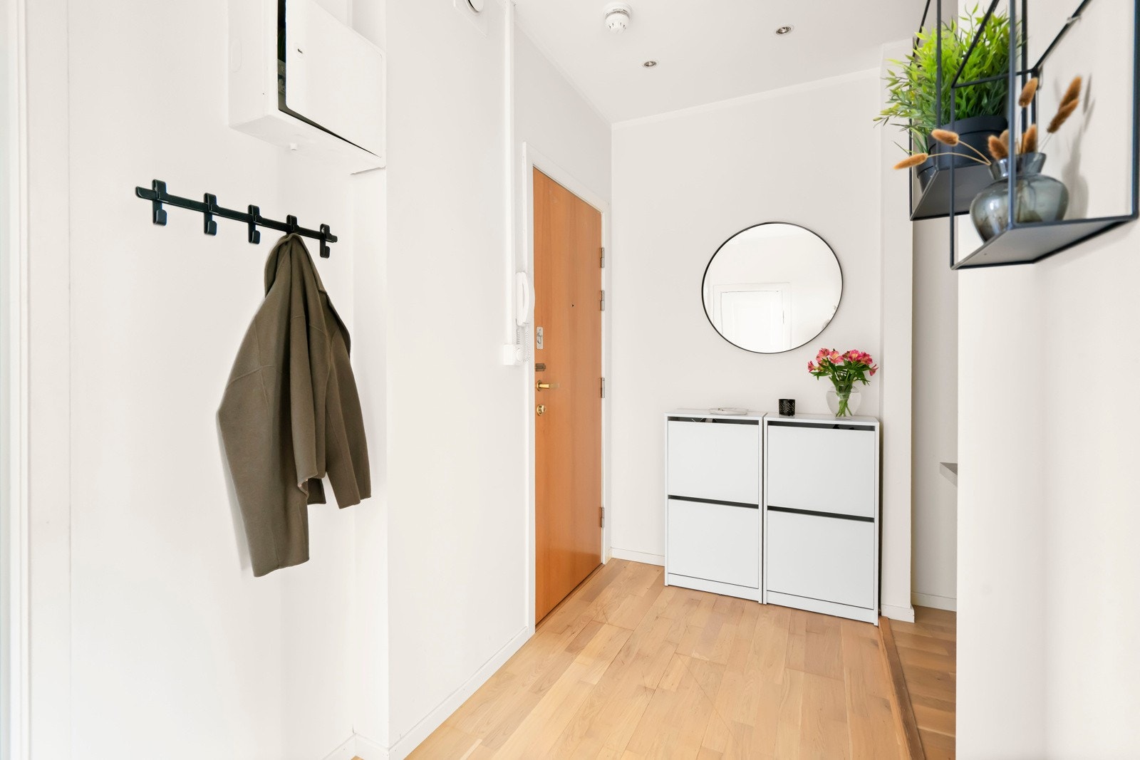 Inngangspartiet fremstår som meget innbydende med plass til garderobeskap. Galleribilde