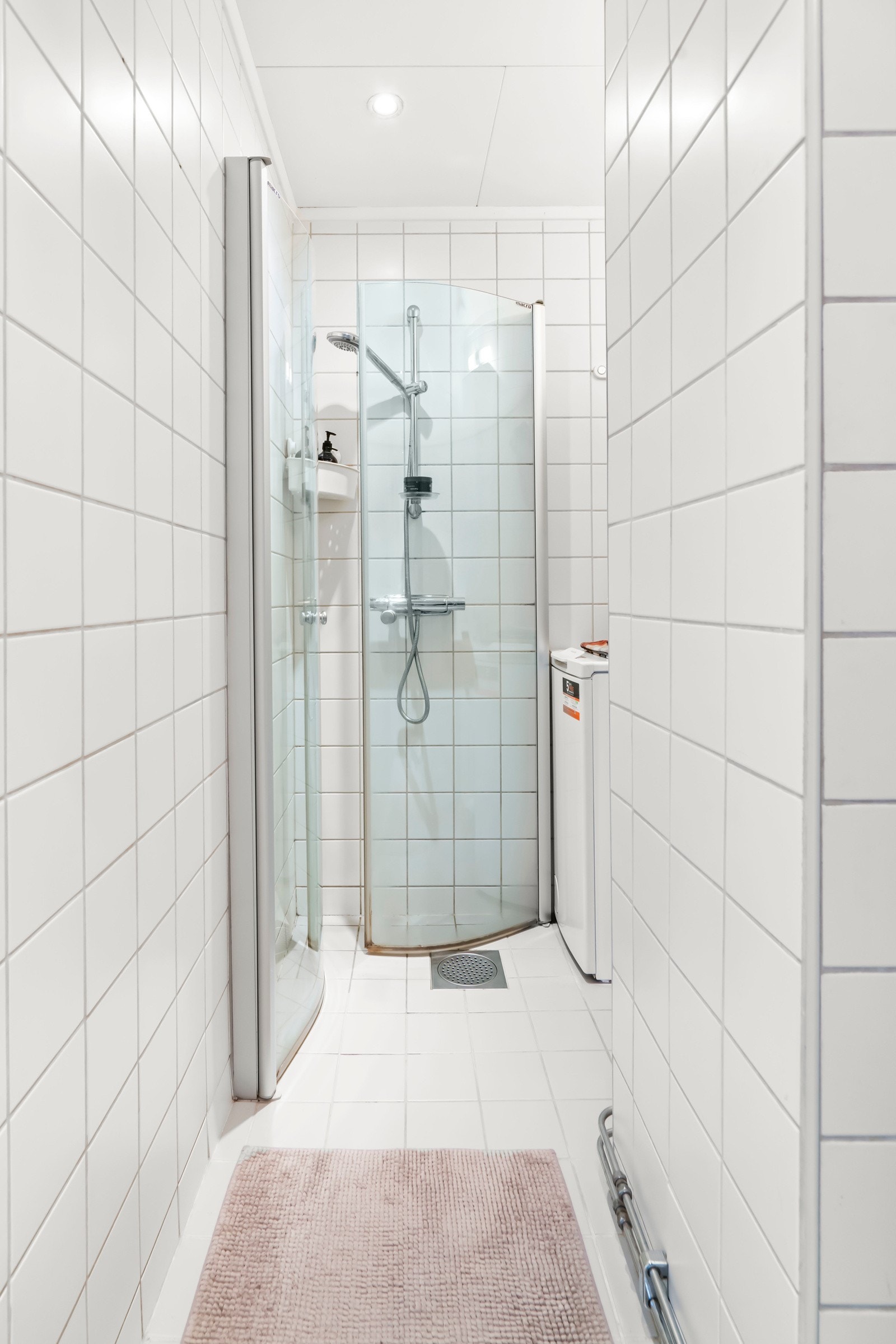 Badet innehar alt du trenger i hverdagen som servantskap med servant, speilskap med lysarmatur, dusjhjørne og toalett. Galleribilde