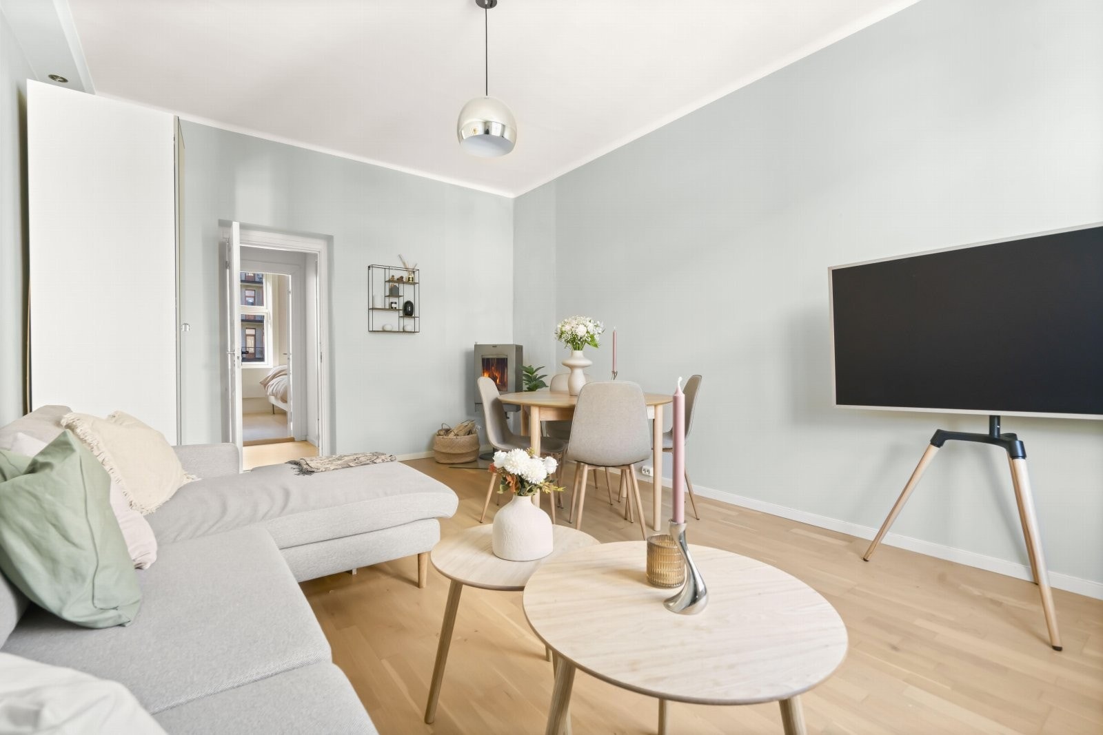 Det er god plass til sofa med tilhørende møblement og spisebord. Galleribilde