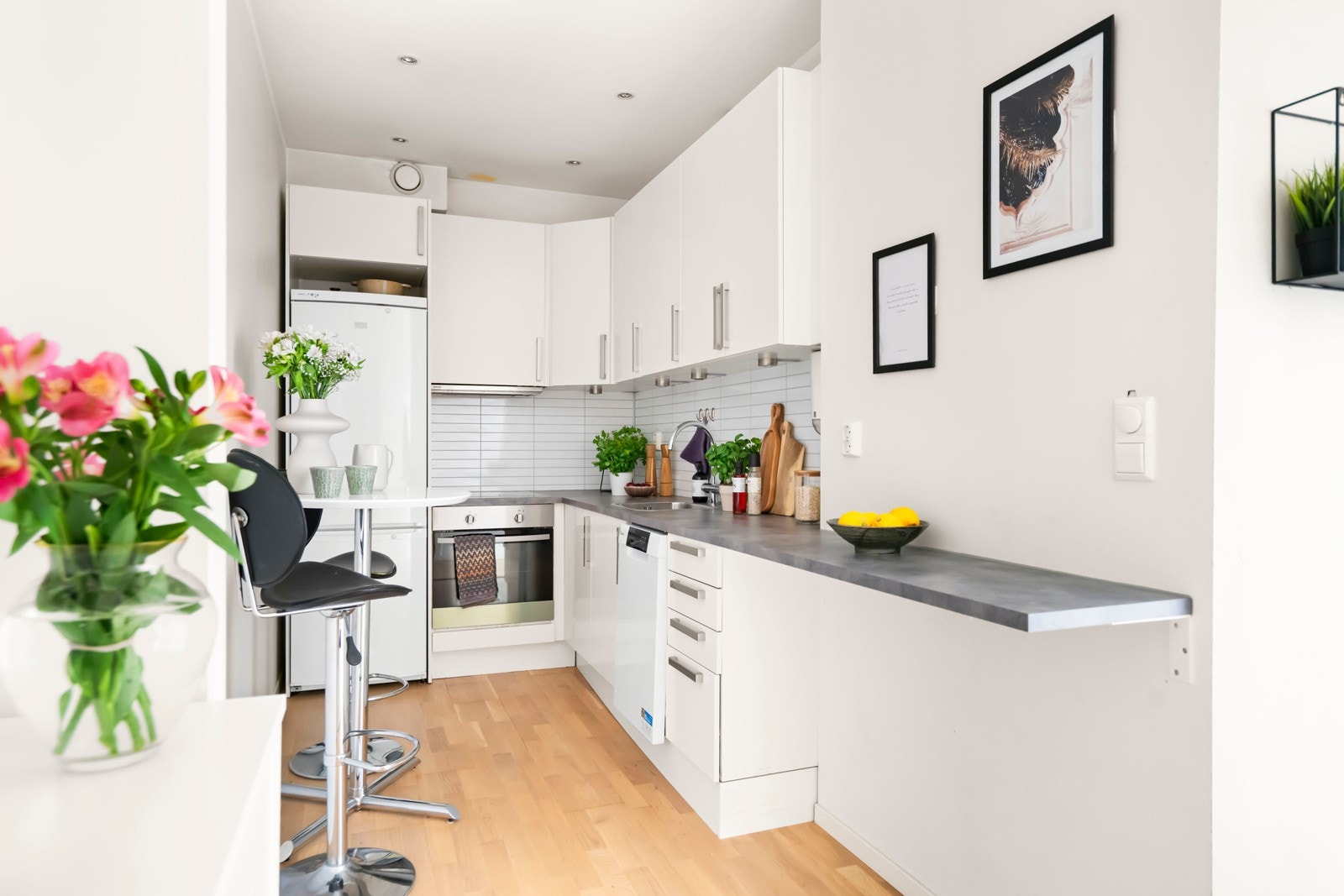 Hyggelig kjøkken fra HTH i åpen løsning. Her er det god skap- og benkplass, samt gode arbeidsflater til matlaging. Galleribilde