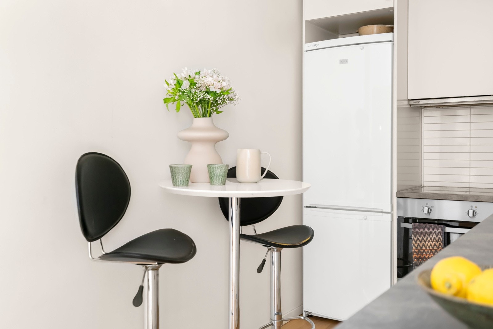 Ytterligere plass til sittegruppe på kjøkken hvor du enkelt kan nyte frokosten i lekre omgivelser. Galleribilde