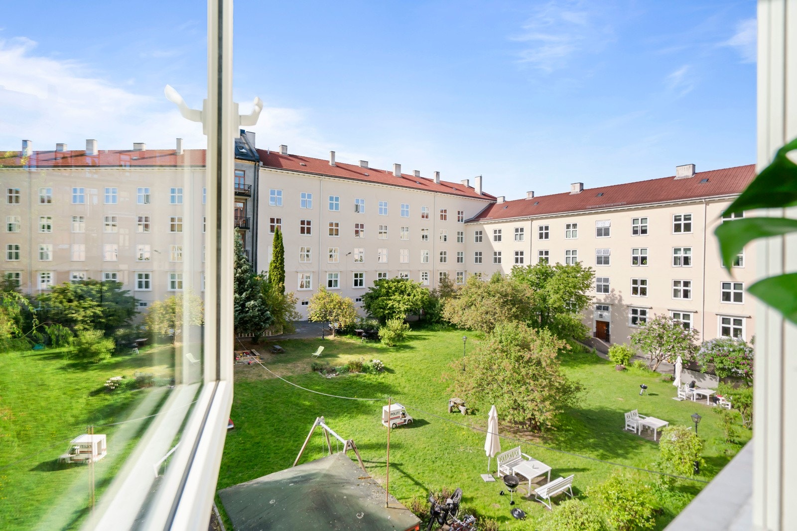 Rommet vender mot den idylliske hagen i rolige omgivelser. Galleribilde