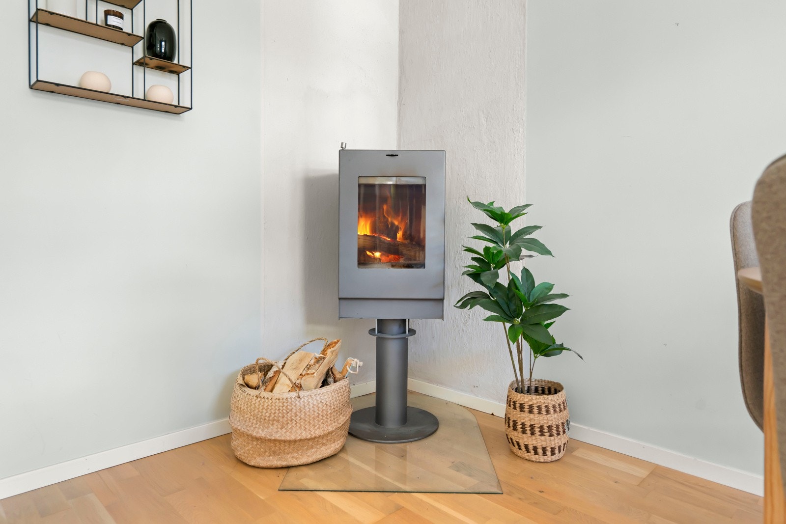 Peisen tilfører rommet en god porsjon varme og sjarm. Galleribilde