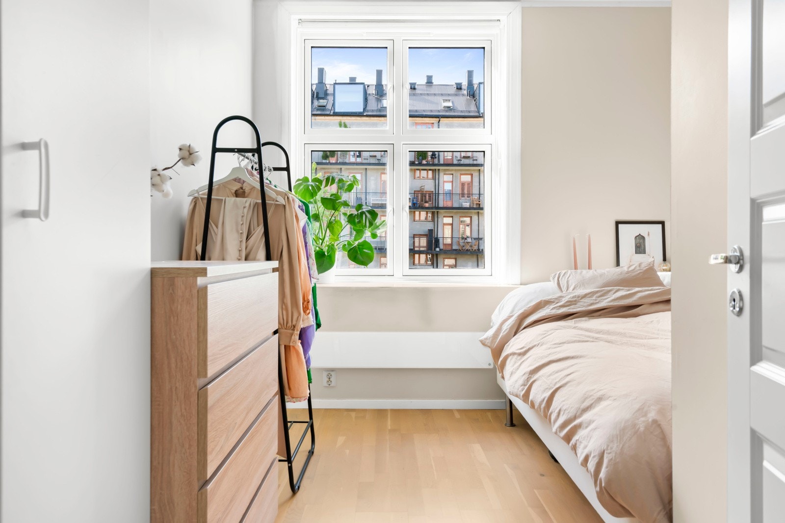 Lyst og innbydende soverom med god plass til stor dobbeltseng, nattbord og stort garderobeskap. Galleribilde