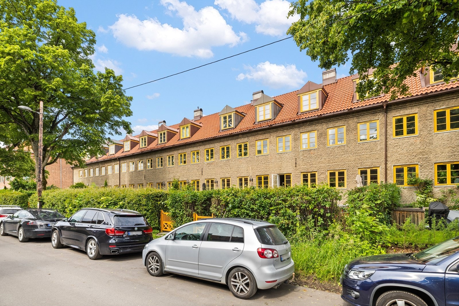 Beboere som ønsker parkeringsplass kan søke om dette gjennom borettslagets hjemmeside (www.lilletoyen.no). Parkeringsplassene tildeles etter ansiennitet i borettslaget. Galleribilde