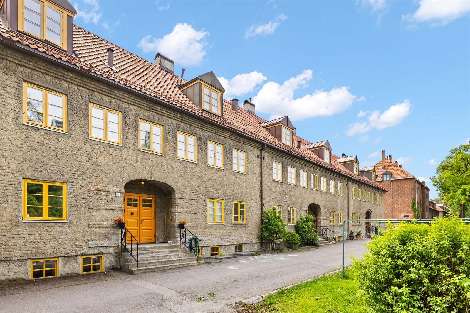 Her bor man i fredelige og barnevennlige omgivelser, samtidig som man har kort vei til alt av urbane tilbud. Galleribilde