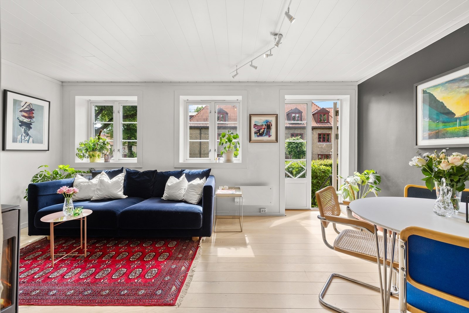 Store vindusflater slipper inn rikelig med naturlig dagslys og gir fin kontakt med uteplassen. Galleribilde