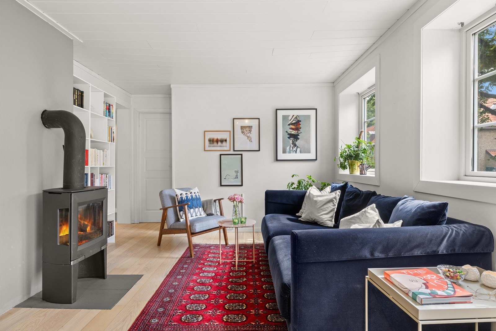 Her er det plass til både sofagruppe og spisebord, perfekt for både hverdag og sosiale sammenkomster. Galleribilde