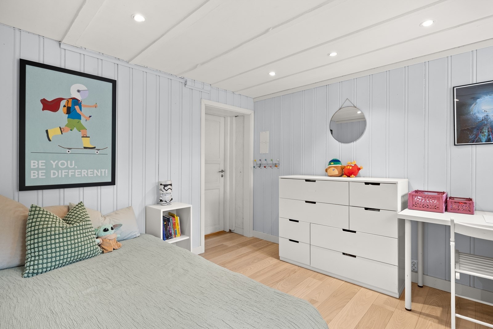 Her er det plass til enkeltseng, kommode og skrivepult - en ideell løsning for både lek og læring, eller for deg som trenger et hjemmekontor. Galleribilde