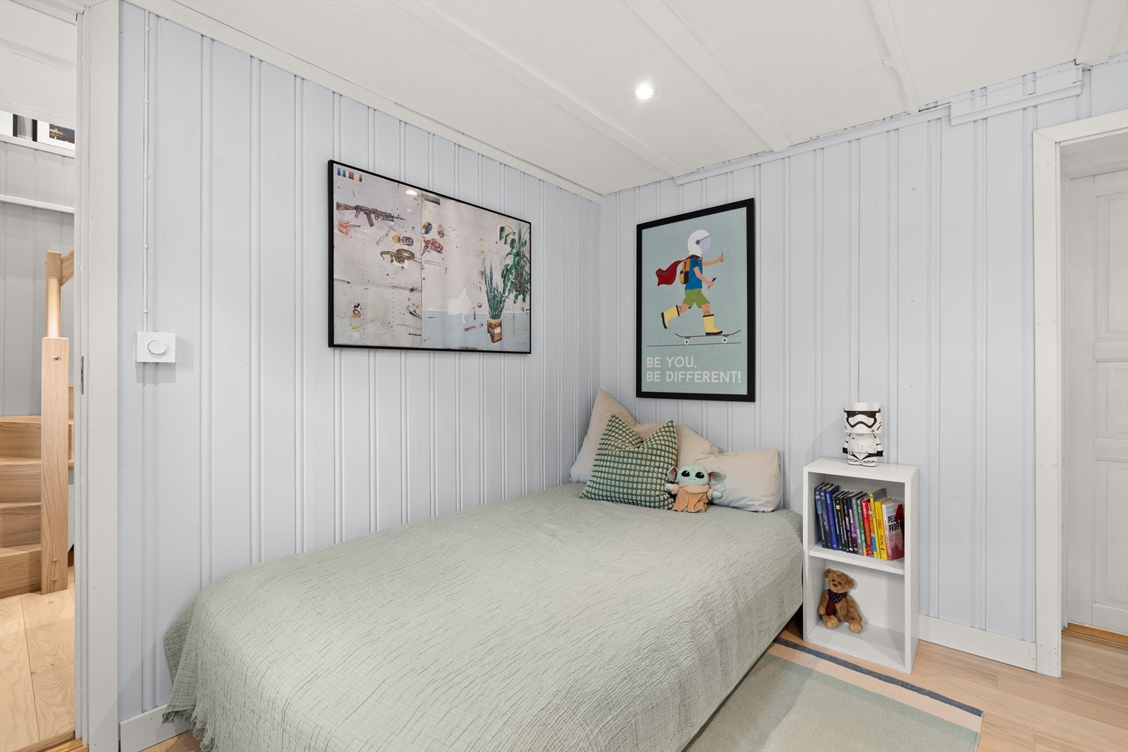 Med en kombinasjon av blå- og lysegrå vegger får rommet et friskt og samtidig rolig uttrykk. Galleribilde