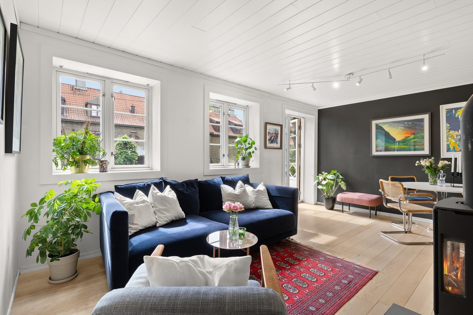 I hovedetasjen er det lagt enstavs parkett som gir et moderne og lunt preg, samtidig som det gir rommet en følelse av kvalitet. Galleribilde