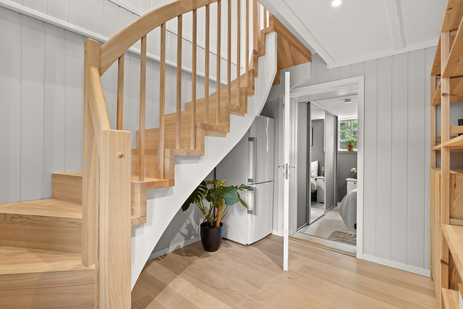 Her er det plass til bokhyller, oppbevaring eller en liten lese-/arbeidskrok. Den stilrene trappen i heltre gir et solid og elegant uttrykk, og bidrar til en fin sammenheng mellom etasjene. Galleribilde