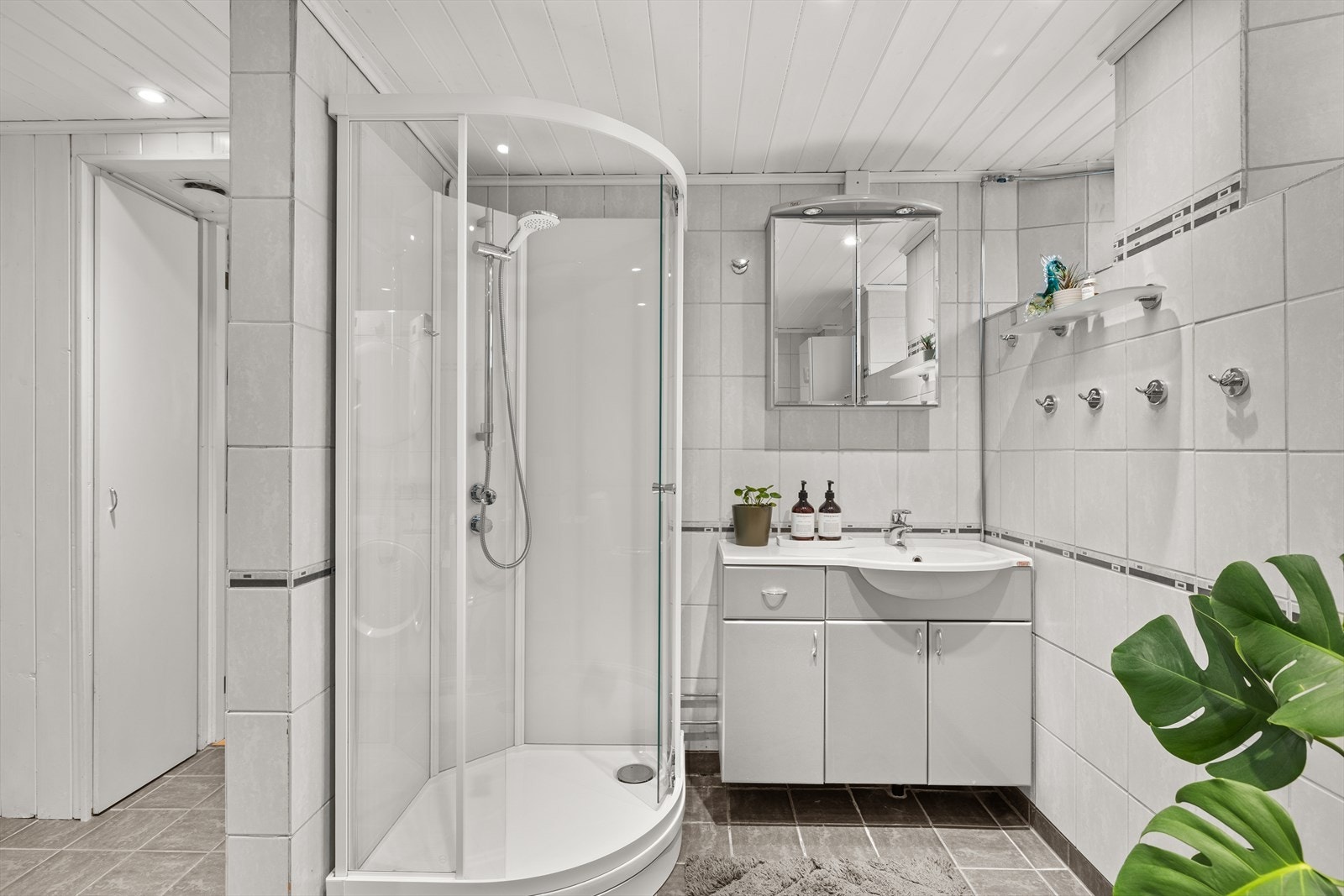 Badet er oppgradert av tidligere eier og har en funksjonell løsning med dusjkabinett, servant med underskap, toalett og opplegg for vaskemaskin. Galleribilde