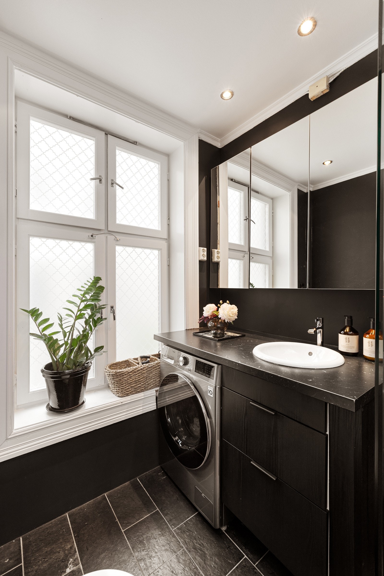 Badet ble oppgradert i 2021 med ny toalett, dusjsett, glassvegger, blandebatteri med hånddusj og regndusj, samt ny servantinnredning Galleribilde