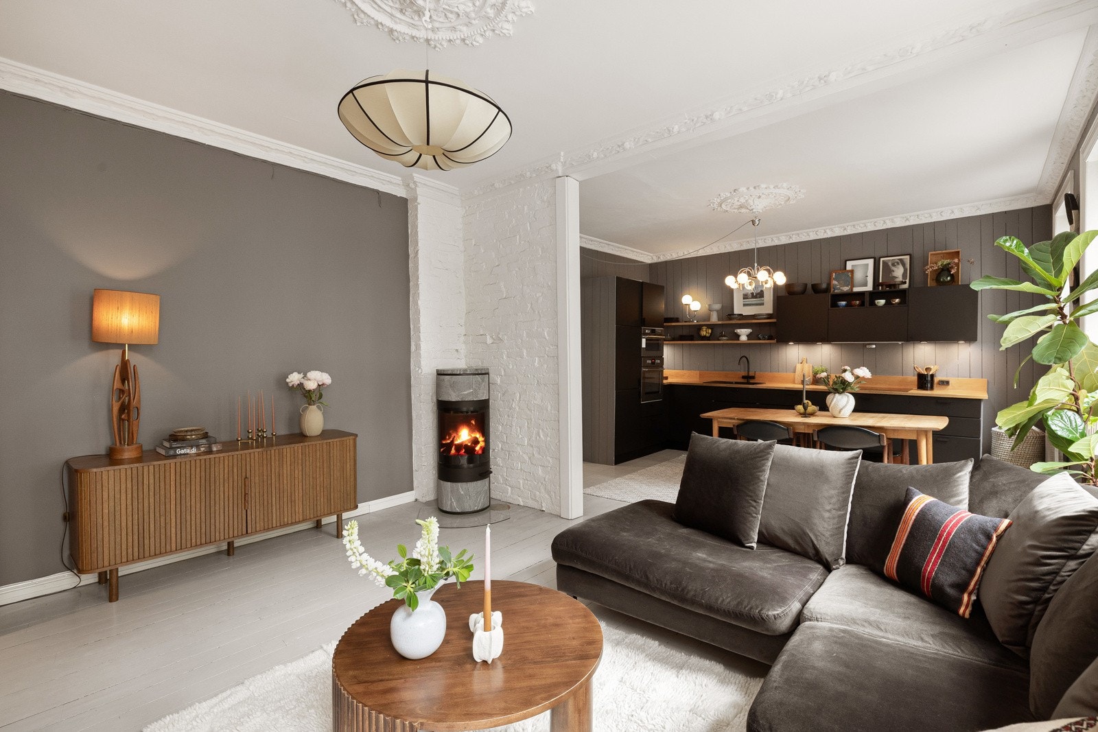 Stuen har også en moderne peisovn som varmer godt på kaldere dager. Galleribilde