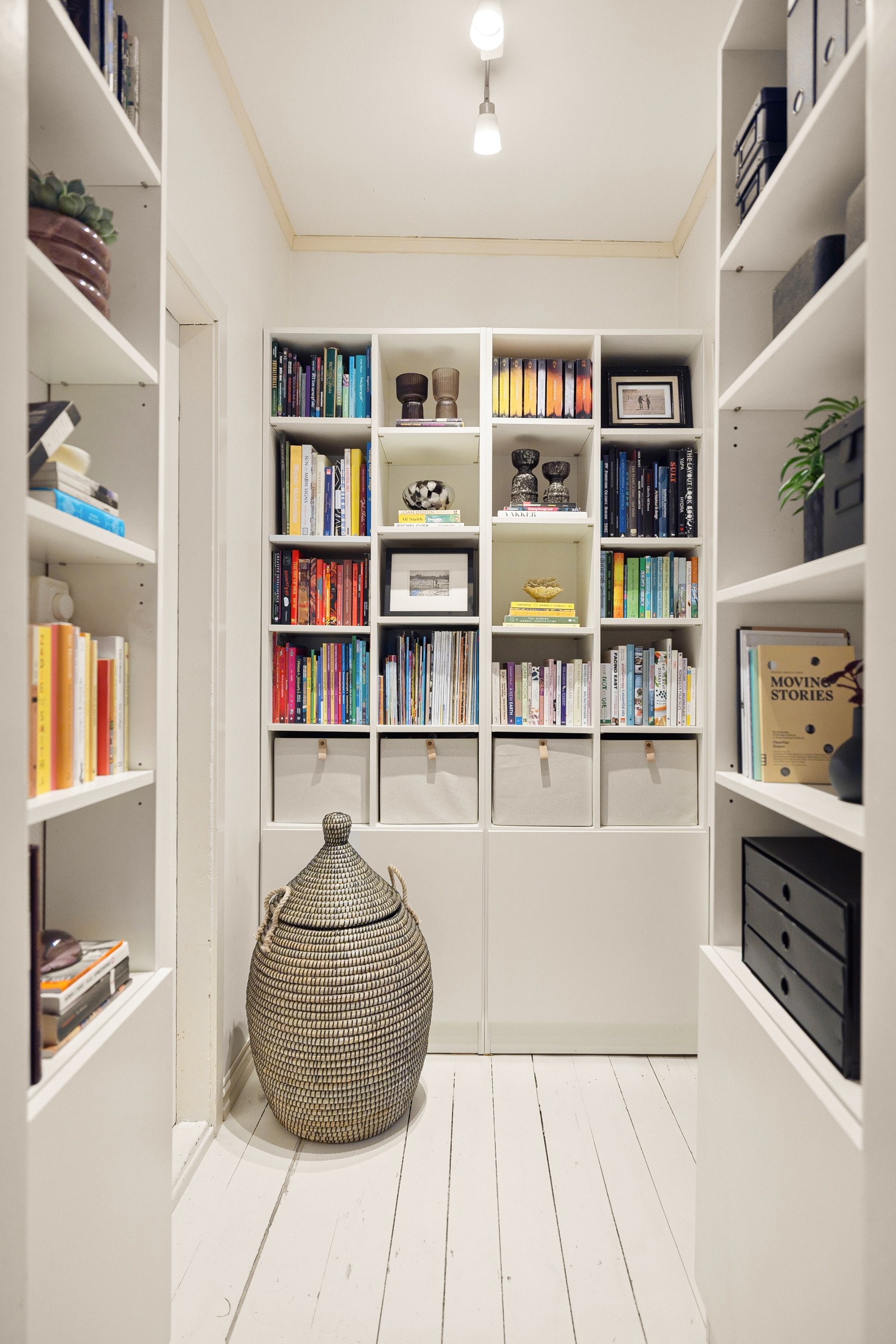 Fra stuen har man en praktisk mellomgang med gode oppbevaringsmuligheter. Herifra finner du hovedsoverommet og soverom 2. Galleribilde