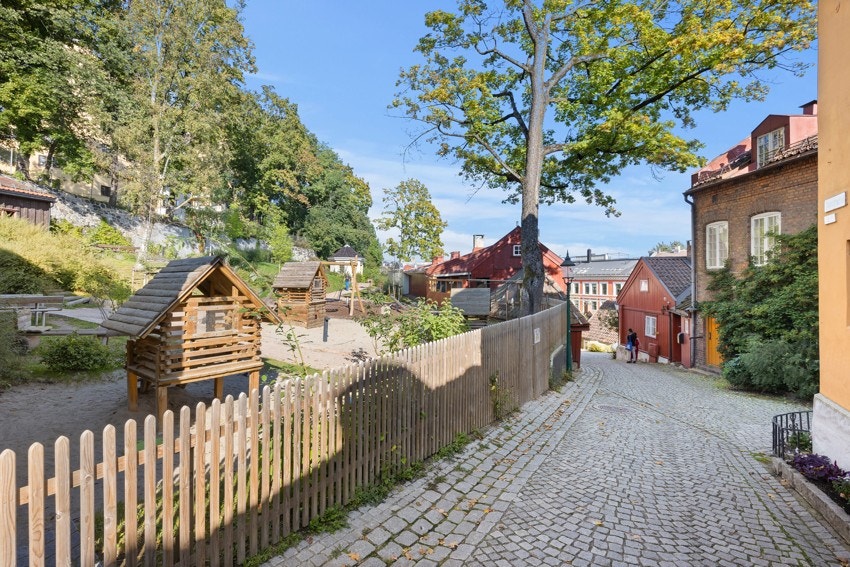 Like ved finner du Damstredet som er kjent for sine historiske og sjarmerende trehus med mye historie. Galleribilde