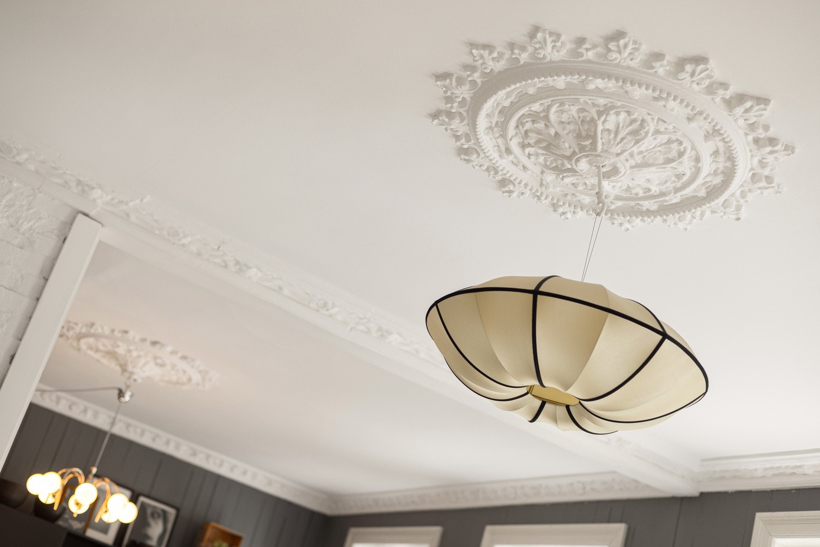 Klassiske detaljer er gjennomgående i boligen med blant annet stukkatur, rosett og originale tregulv. Galleribilde